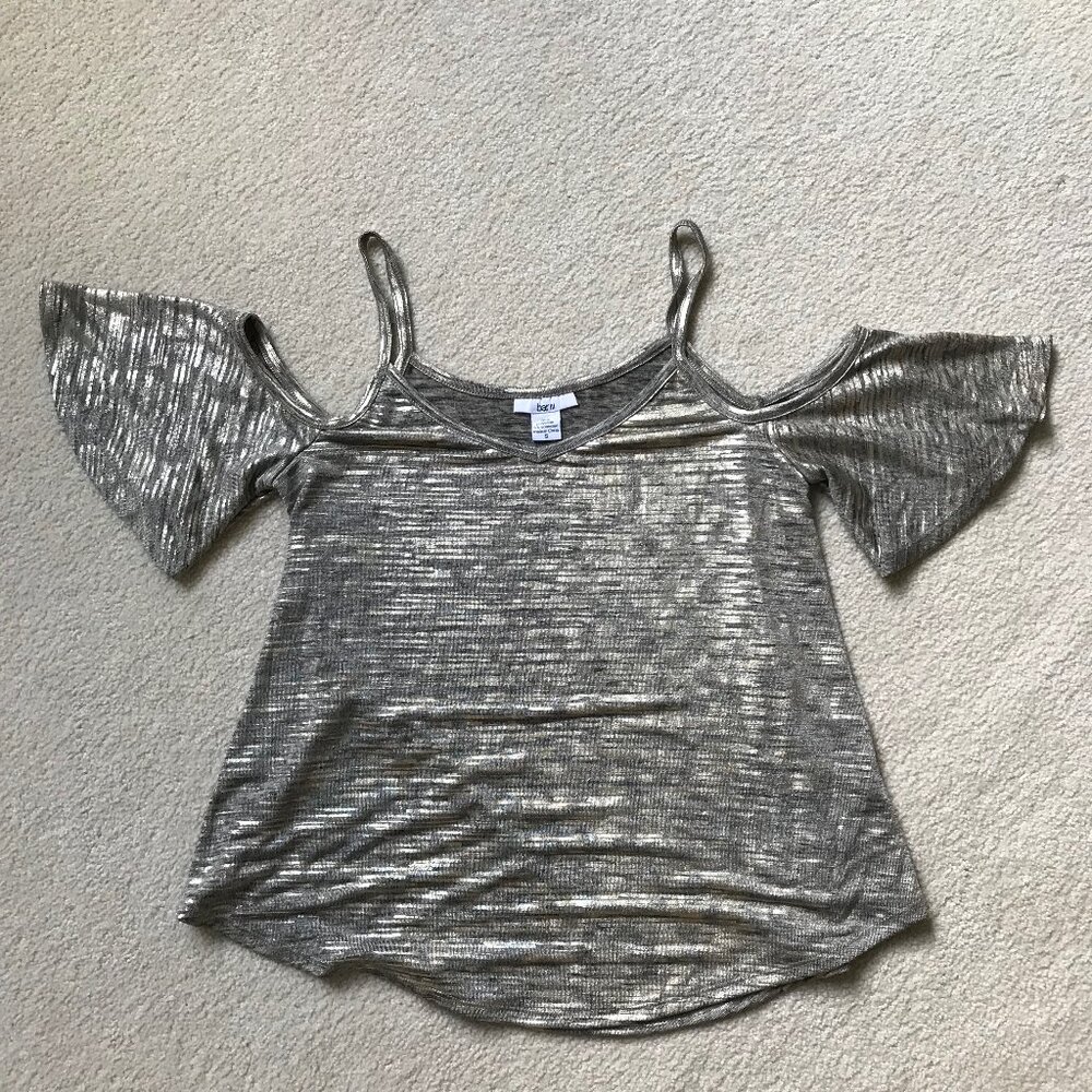 BAR III Y2K METALLIC CUT OUT SHOULDER CROPPED FLOWY CLUB SHIRT
